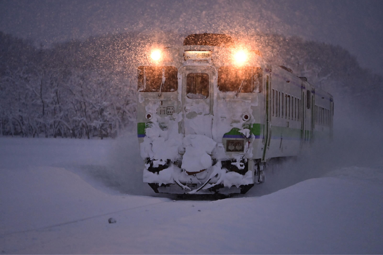 朝に舞う雪煙